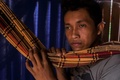 ブラジル北西部アマゾナス州マナウスの西にあるサテレマウェの居住地で、新型コロナウイルス感染症の症状を呈し、薬用植物による治療を受けた男性（2020年5月17日撮影）。(c)Ricardo OLIVEIRA / AFP