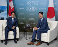 カナダのケベック州で開かれた先進7か国（G7）首脳会議（サミット）に合わせて会談する安倍晋三元首相とカナダのジャスティン・トルドー首相。G7サミット専属カメラマン提供（2018年6月8日撮影）。(c)Thierry Quenette / G7 SUMMIT CANADA / AFP