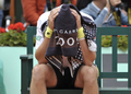 全仏オープンテニス2009（%%French Open 2009%%）男子シングルス決勝。大会第2シードのロジャー・フェデラー（%%Roger Federer%%、スイス）は、大会第23シードのロビン・ソデルリング（%%Robin Soderling%%、スウェーデン）と対戦。フェデラーは6-1、7-6、6-4で全仏初優勝を果たし、ピート・サンプラス（%%Pete Sampras%%、米国）氏の持つグランドスラム最多優勝記録（14勝）に並ぶと同時に、史上6人目の生涯グランドスラム（4大大会全制覇）を達成した。写真はベンチに座り、タオルを頭からかぶるロビン・ソデルリング。（2009年6月7日撮影）(c)AFP/BERTRAND GUAY