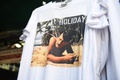 タイ・バンコクの屋台で売られていた浜辺でくつろぐアドルフ・ヒトラーが描かれたTシャツ（2019年2月27日撮影）。(c) Lillian SUWANRUMPHA / AFP