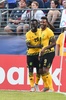 北中米カリブ海サッカー連盟ゴールドカップ準々決勝、ハイチ対ジャマイカ。ゴールを決めてチームメートに祝福されるジャマイカのジャイルズ・バーンズ（右、2015年7月18日撮影）。(c)AFP/NICHOLAS KAMM