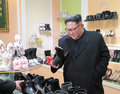 元山の靴工場を視察する金正恩朝鮮労働党委員長。朝鮮中央通信配信（2018年12月3日配信、撮影日不明）。(c)AFP PHOTO/KCNA VIA KNS