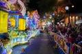 コスタリカの首都サンホセで開催された光の祭典「ライト・フェスティバル」のパレードを訪れた人々（2018年12月15日撮影）。(c)Ezequiel BECERRA / AFP