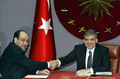 トルコ・アンカラ（Ankara）で行われた首脳会談前に握手するアブドラ・ギュル（Abdullah Gul）大統領（右）とイラクのヌーリ・マリキ（Nuri al-Maliki）首相（2008年12月24日撮影）。(c)AFP/Umit Bektas