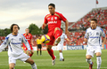 ガンバ大阪の遠藤保仁（左）と安田理大（%%Michihiro Yasuda%%）の目の前でボールをコントロールするアデレード・ユナイテッドのカッシオ（%%Cassio Jose de Abreu Oliveira%%）。（2008年11月12日撮影）(c)AFP/William WEST