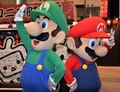 千葉県にやってきたゲームのキャラクター、マリオ（右）とルイージ（左、2014年4月26日撮影、資料写真）。(c)AFP/Yoshikazu TSUNO