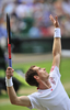 テニス、ウィンブルドン選手権（The Championships Wimbledon 2012）は6日、男子シングルス準決勝が行われ、大会第4シードのアンディ・マレー（Andy Murray、英国）は6-3、6-4、3-6、7-5で大会第5シードのジョーウィルフリード・ツォンガ（Jo-Wilfried Tsonga、フランス）を下し、英国人選手としては74年ぶりの決勝進出を果たした。

サーブトスを上げるアンディ・マレー（2012年7月6日撮影）。(c)AFP/GLYN KIRK