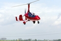 オランダ中部アーメルスフォールト（Amersfoort）郊外でテスト飛行を行う空陸両用車PAL-V（Personal Air and Land Vehicle、2009年4月27日撮影、資料写真）。(c)AFP/ANP/Marcel ANTONISSE