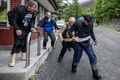 富士山の山梨県側にある吉田ルート5号目に設置された受付窓口で通行料を払って出発する登山客（2024年7月1日撮影）。(c)Philip FONG / AFP