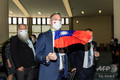 台湾・桃園の空港にチェコ代表団の一員として到着し、台湾の旗を振るプラハ市のズデニェク・フジブ市長。NurPhoto提供（2020年8月30日撮影）。(c)Jose Lopes Amaral/NurPhoto