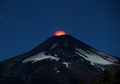 チリ・プコンから撮影した、火山活動の活発化の兆候を示すビジャリカ山（2015年3月30日撮影）。(c)AFP/SEBASTIAN ESCOBAR