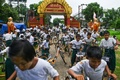 ミャンマー・ヤンゴン郊外の寺で、寄付された自転車に乗る子どもたち（2019年6月18日撮影）。(c)Ye Aung THU / AFP