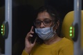 インド・ムンバイで、ロンドンから到着後に隔離のためホテルにバスで移動する人（2020年5月10日撮影）。(c)PUNIT PARANJPE / AFP