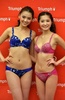 トリンプ・インターナショナル・ジャパン（Triumph International Japan）が発表した2014年のイメージガール、高原愛（Ai Takahara）さん（左）と大石絵理（Eri Oishi）さん（2013年10月31日撮影）。(c)AFP/Yoshikazu TSUNO
