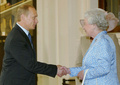 英バッキンガム宮殿でロシアのウラジーミル・プーチン大統領と面会したエリザベス女王（2003年6月27日撮影、資料写真）。(c)IVAN SEKRETAREV / POOL / AFP