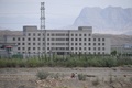 中国・新疆ウイグル自治区で、イスラム教徒系の少数民族が拘束されている再教育施設とされる建物（2019年6月2日撮影、資料写真）。(c)GREG BAKER / AFP