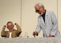 都内で引退について記者会見する宮崎駿（Hayao Miyazaki）監督（右）と、会見に同席したスタジオジブリ（Studio Ghibli）の鈴木敏夫（Toshio Suzuki）プロデューサー（2013年9月6日撮影）。(c)AFP/TOSHIFUMI KITAMURA