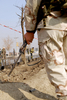 2007年12月4日、カブール（Kabul）で自爆テロが起きた道路の警備に当たる国際治安支援部隊（ISAF）。(c)AFP/MASSOUD Hossaini