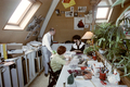パリの刺繍工房「メゾン・ルサージュ（MAISON LESAGE）」にて（1988年7月25日撮影）。(c)AFP/PIERRE GUILLAUD