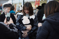 「ウエノデ・パンダ春節祭」でパンダのぬいぐるみを抱く来場者（2025年1月31日撮影）。(c)Xinhua News