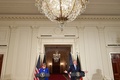 米首都ワシントンのホワイトハウスで、共同記者会見に臨むドナルド・トランプ大統領とアンゲラ・メルケル独首相（2018年4月27日撮影）。(c)AFP PHOTO / MANDEL NGAN