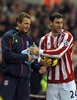 09-10イングランド・プレミアリーグ、ストーク・シティ（%%Stoke City%%）対アーセナル（%%Arsenal%%）。試合はアーセナルが3-1で勝利した。写真はスローインのためボールを拭くストーク・シティのロリー・デラップ（%%Rory Delap%%）。（2010年2月27日撮影）(c)AFP/Paul Ellis
