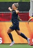 女子サッカーW杯カナダ大会・決勝トーナメント1回戦、ブラジル対オーストラリア。得点を挙げ歓喜するオーストラリアのキア・サイモン（2015年6月21日撮影）。(c)AFP/Getty Images/Elsa