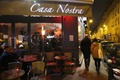 仏パリ同時襲撃事件の現場の一つとなった飲食店「カーサ・ノストラ」（2016年2月5日撮影）。(c)AFP/PATRICK KOVARIK