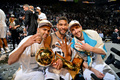13-14NBAファイナル（7回戦制）第5戦、サンアントニオ・スパーズ（San Antonio Spurs）対マイアミ・ヒート（Miami Heat）。トロフィーを手に喜ぶサンアントニオ・スパーズの（左から）トニー・パーカー（Tony Parker）、ティム・ダンカン（Tim Duncan）、エマニュエル・ジノビリ（Emanuel Ginobili、2014年6月15日撮影）。(c)AFP/Getty Images/NBAE/Jesse D. Garrabrant