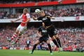 14-15イングランド・プレミアリーグ第8節、アーセナル（Arsenal）対ハル・シティ（Hull City）。ハル・シティのマイケル・ドーソン（Michael Dawson、右）とボールを競るアーセナルのジャック・ウィルシャー（Jack Wilshere、2014年10月18日撮影）。(c)AFP/GLYN KIRK