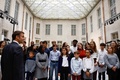 仏北東部ビレコトレに設立された、フランス語とフランス語圏文化に特化した博物館を訪れたエマニュエル・マクロン大統領（手前左、2023年10月30日撮影）。(c)CHRISTIAN HARTMANN / POOL / AFP