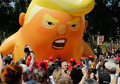 昨年の英首都ロンドンで、訪英中のドナルド・トランプ米大統領に抗議するデモに参加した人たちと、トランプ大統領をおむつを着けた赤ちゃんに見立てた巨大バルーン（2018年7月13日撮影、資料写真）。(c)Tolga AKMEN / AFP