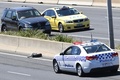 オーストラリア・メルボルン郊外で、高速道路に転がった事故機の部品（2017年2月21日撮影）。(c)AFP/Mal Fairclough