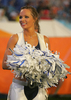 写真は、パフォーマンスを行うコルツのチアリーダー。(c)AFP/Getty Images Doug Pensinger