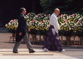 都内の靖国神社を参拝に訪れた中曽根康弘首相（左、1985年8月撮影）。(c)Y. BEI / AFP