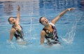 都内で開催されたシンクロナイズドスイミングの日本選手権で、混合デュエットのエキシビションに出場した足立夢実さん（左）と安部篤史さん（2015年5月4日撮影）。(c)AFP/Toru YAMANAKA