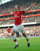 09-10イングランド・プレミアリーグ、アーセナル（%%Arsenal%%）対トッテナム・ホットスパー（%%Tottenham Hotspur%%）。試合はアーセナルが3-0でノースロンドンダービーを制した。写真は前半42分に先制点を挙げて歓喜するアーセナルのロビン・ファン・ペルシー（%%Robin Van Persie%%）。（2009年10月31日撮影）(c)AFP/CARL DE SOUZA