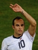 2010年サッカーW杯南アフリカ大会（%%2010 World Cup%%）1次リーグC組、米国対アルジェリア。試合は後半ロスタイムにランドン・ドノバン（%%Landon Donovan%%）が決勝点を挙げた米国が1-0で勝利し、勝ち点5の同組1位で決勝トーナメントに進んだ。写真は観衆の声援に応える米国のランドン・ドノバン。（2010年6月23日撮影）(c)AFP/JEWEL SAMAD