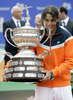 男子テニス、バルセロナ・オープン・バンコ・サバデル（%%Barcelona Open Banco Sabadell 2009%%）シングルス決勝。大会第1シードのラファエル・ナダル（%%Rafael Nadal%%、スペイン）は、大会第4シードのダビド・フェレール（%%David Ferrer%%、スペイン）と対戦。ナダルはセットカウント2-0（6-2、7-5）のストレートで勝利し、大会5連覇を達成した。写真は優勝を果たし、トロフィーをかむラファエル・ナダル。（2009年4月26日撮影）(c)AFP/JOSEP LAGO