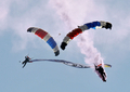 韓国は1日、「国軍の日（Armed Forces Day）」61周年を迎え、鶏龍（Gyeryong）の陸海空軍本部で記念式典が開かれた。式典に出席した李明博（Lee Myung-bak、イ・ミョンバク）韓国大統領は軍に対し、北朝鮮は韓国に対する脅しを多様化させるだろうと述べ、北朝鮮は最近和平案を提案しているものの、警戒を怠らないよう促した。

写真は鶏龍で開かれた「国軍の日」61周年記念式典で、パラシュート降下する韓国軍特殊部隊の兵士（2009年10月1日撮影）。(c)AFP/JUNG YEON-JE