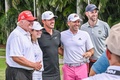 男子ゴルフ、リブゴルフ・インビテーショナル最終戦、米マイアミ大会の開幕を控え、トランプ・ナショナル・ドラール・ゴルフクラブでブルックス・ケプカ（中央左）とセルヒオ・ガルシア（中央右）らとポーズをとるドナルド・トランプ氏（左、2022年10月27日撮影）。(c)Giorgio VIERA/ AFP
