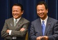 都内の首相官邸で、記者会見を前に談笑する麻生太郎（Taro Aso）副総理兼財務相（左）と甘利明（Akira Amari）経済再生担当相（2013年1月11日撮影）。(c)AFP/KAZUHIRO NOGI