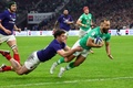 ラグビーシックスネーションズ第1節、フランス対アイルランド。先制のトライを決めるアイルランドのジャミソン・ギブソンパーク（右、2024年2月2日撮影）。(c)CLEMENT MAHOUDEAU / AFP