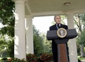 米国ワシントンD.C.（Washington D.C.）のホワイトハウス（White House）執務室前でグルジア情勢について記者会見するジョージ・W・ブッシュ（George W. Bush）米大統領（2008年8月15日撮影）。(c)AFP/YURI GRIPAS