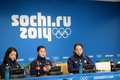 ソチ冬季五輪、フィギュアスケートの会場アイスバーグ・スケーティング・パレス（Iceberg Skating Palace）で記者会見に臨む（左から）鈴木明子（ Akiko Suzuki）、村上佳菜子（Kanako Murakami）、浅田真央（Mao Asada、2014年2月17日撮影）。(c)AFP/JUNG YEON-JE