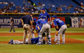 13MLB、タンパベイ・レイズ（Tampa Bay Rays）対トロント・ブルージェイズ（Toronto Blue Jays）。頭部に打球を受けマウンドの前に倒れるトロント・ブルージェイズのJAハップ（J.A. Happ、中央下、2013年5月7日撮影）。(c)AFP/Getty Images/J. Meric