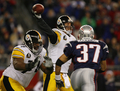 スティーラーズのQBベン・ロスリスバーガー（%%Ben Roethlisberger%%、中央）にプレッシャーをかけるペイトリオッツのロドニー・ハリソン（%%Rodney Harrison%%、右）。(c)AFP/Getty Images Jim Rogash