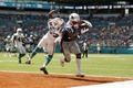 19NFL第2週、マイアミ・ドルフィンズ対ニューイングランド・ペイトリオッツ。20ヤードのタッチダウンレシーブを決めたニューイングランド・ペイトリオッツのアントニオ・ブラウン（右、2019年9月15日撮影）。(c)Michael Reaves/Getty Images/AFP