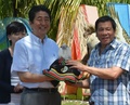 フィリピンのロドリゴ・ドゥテルテ大統領（右）の地元、南部ミンダナオ島のダバオ市で、フィリピンワシの命名式に出席し、フィリピンワシの人形を持つ安倍晋三首相と昭恵夫人（2017年1月13日撮影）。(c)AFP/TED ALJIBE