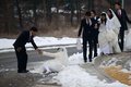 韓国・ソウル（Seoul）の加平（Gapyeong）で行われた統一教会（Unification Church）の合同結婚式に参加した新郎新婦たち（2014年2月12日撮影）。(c)AFP/Ed Jones